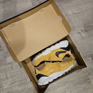 Nike Free Terra Vista Trail Sneakers Sanded Gold Midnight Navy Size 10.5